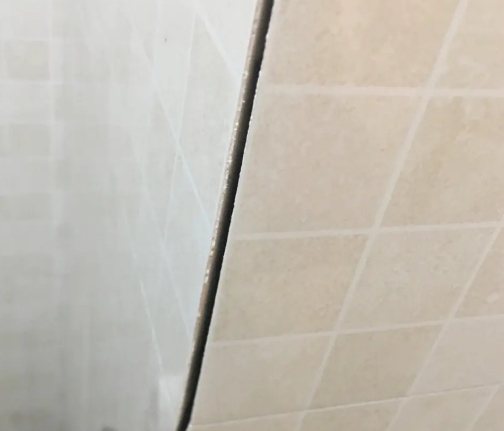 东辽瓷砖空鼓维修公司分享阳台瓷砖脱落的修复过程可以分为以下几个步骤