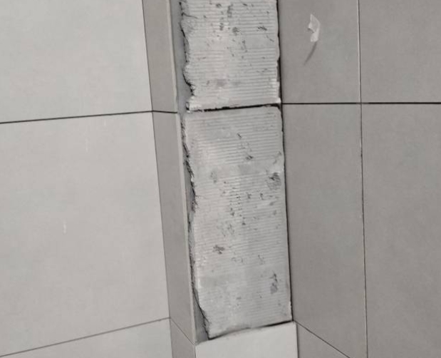 东辽瓷砖空鼓维修公司分享下瓷砖施工前基层浇水润湿程度不足，可能导致以下问题